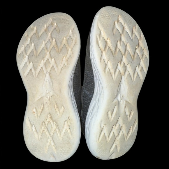 SKECHERS boy’s black and gray sneakers. Size 11 - Picture 5 of 7